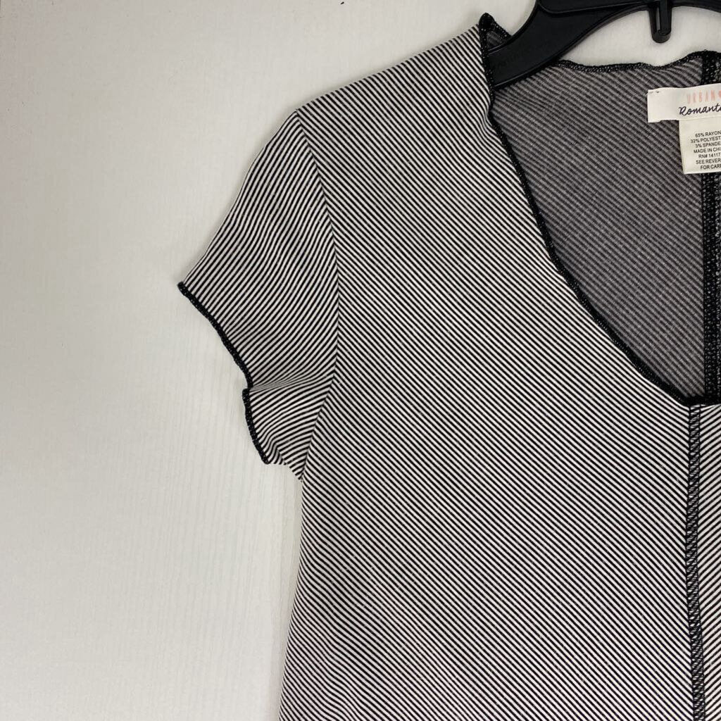 V NECK SHORT SLEEVED