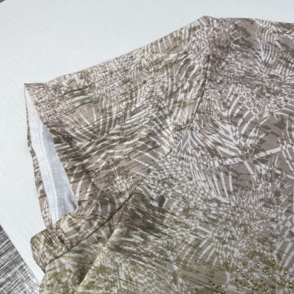 RHINESTOE EMBELLISHED TEE