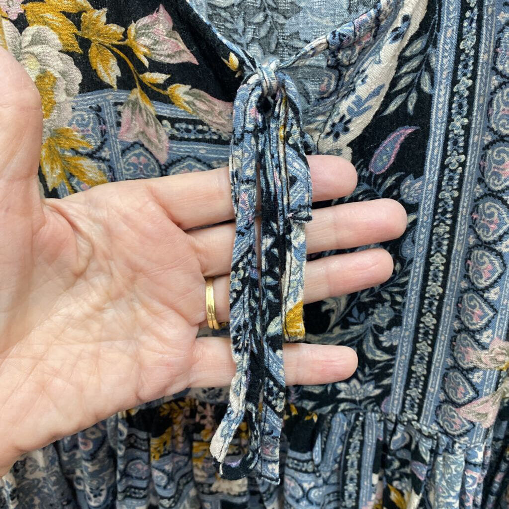 SLEEVLESS TOP