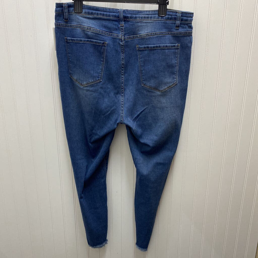 FRAYED HEM JEANS