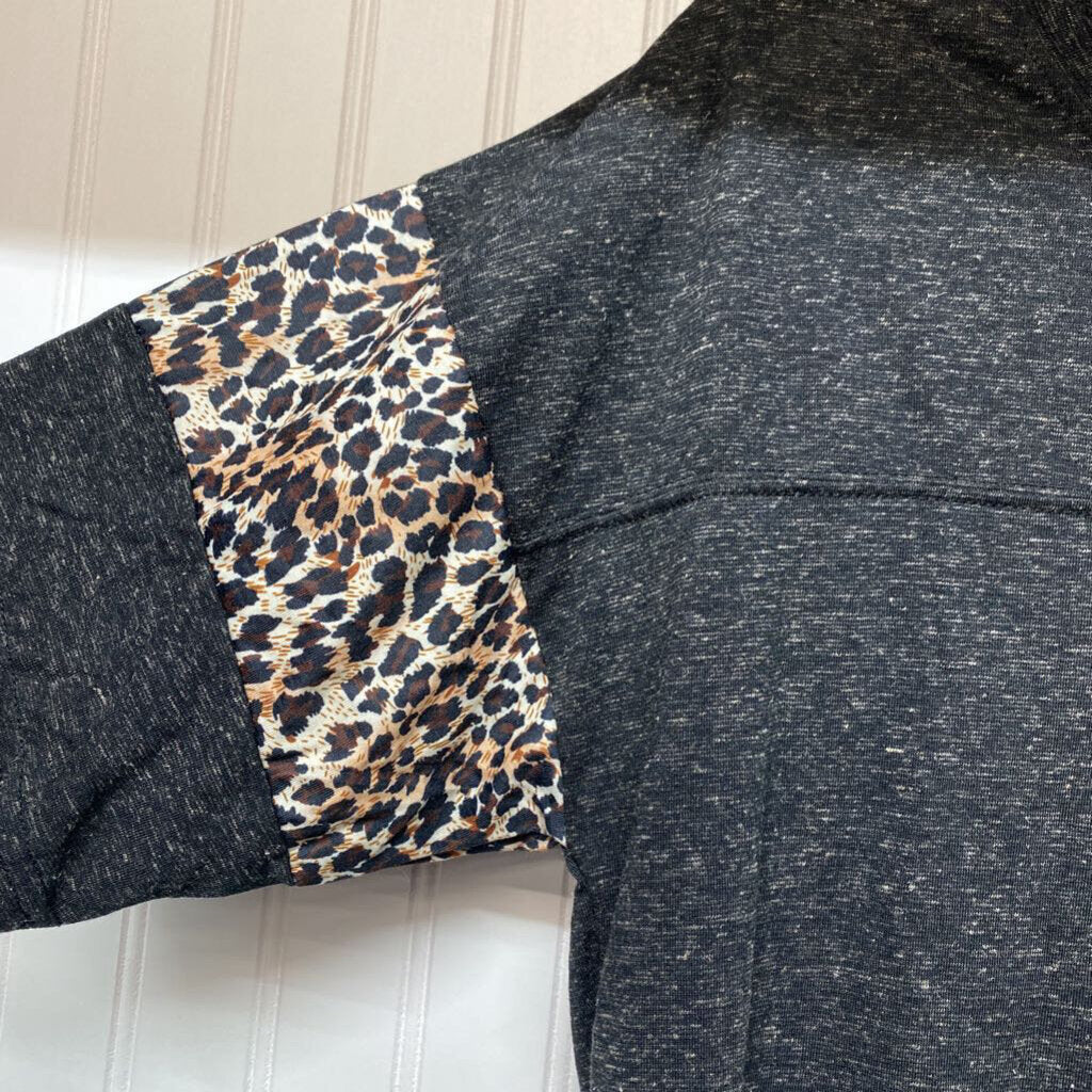 BLACY WITH CHEETA ARMS TOP