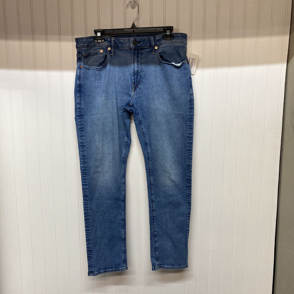 STRAIGHT LEGGED JEANS