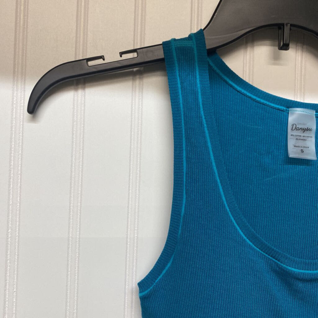 *FITTED RIBBBED CROP TANK TOP