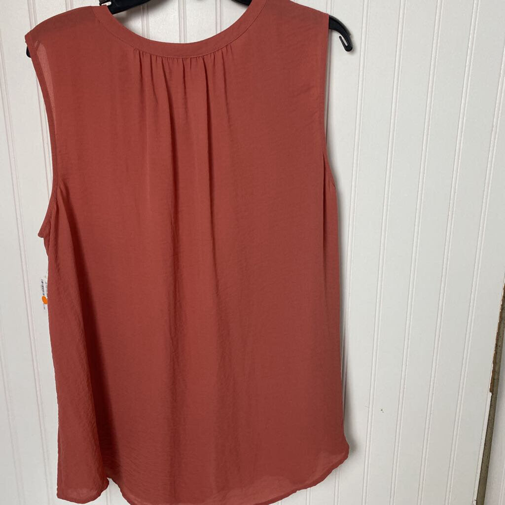 SLEEVELESS BUTTON UP TOP