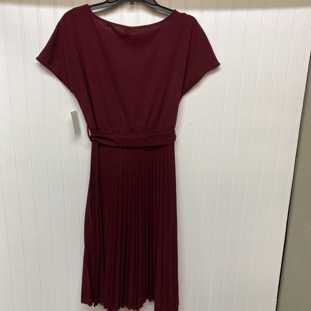 SHORT SLEEVE PLEATED SKIRT DRESS
