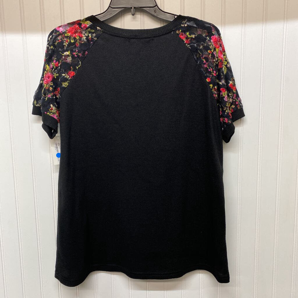 TEXTURED WITH LACE SLEEVES