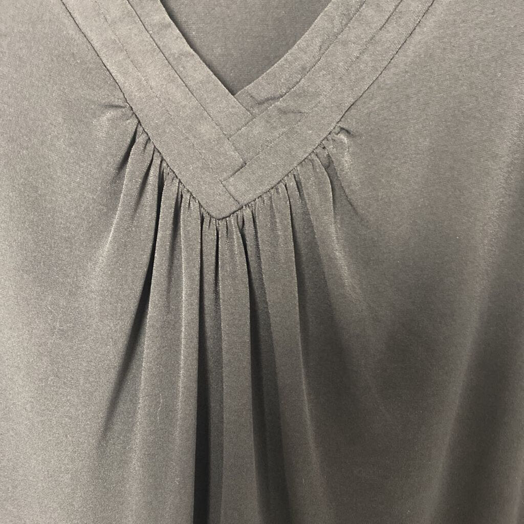 PLEATED NECK SHORT SLEEVED