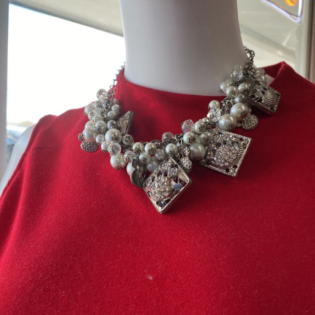 PEARLED NECKLACE
