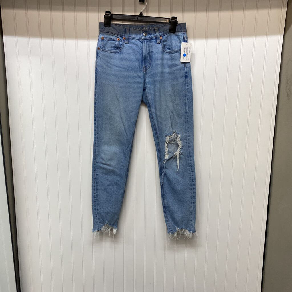 DISTRESSED JEANS