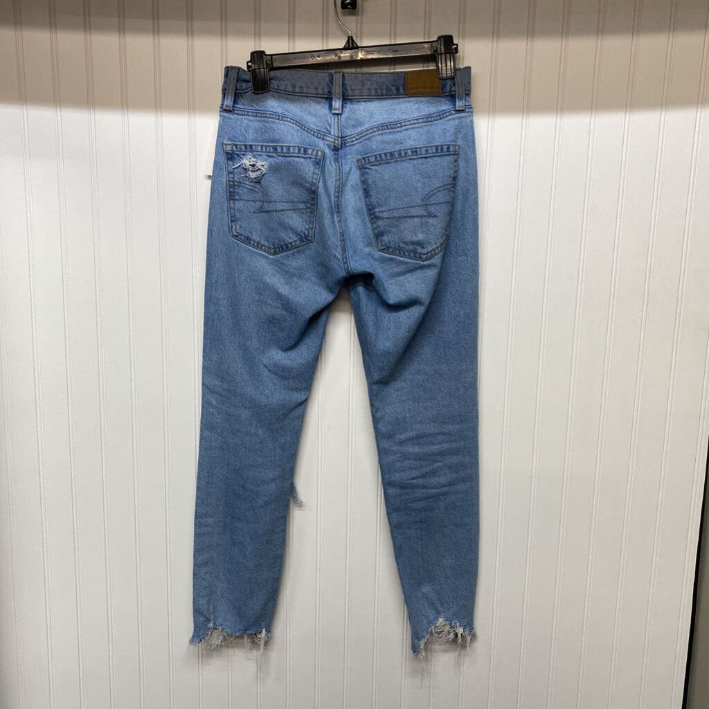 DISTRESSED JEANS