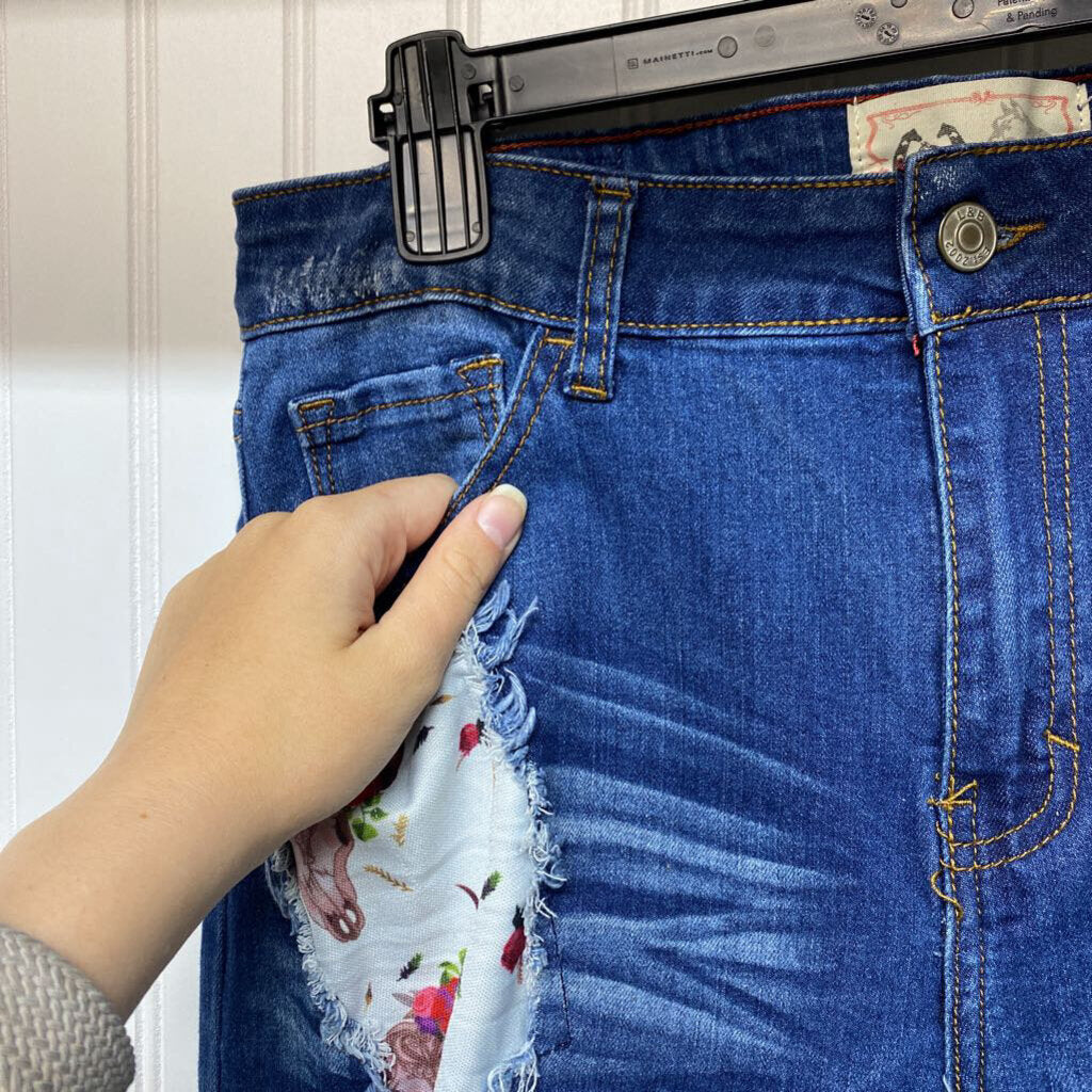 DISTRESSED DENIM CAPRIS