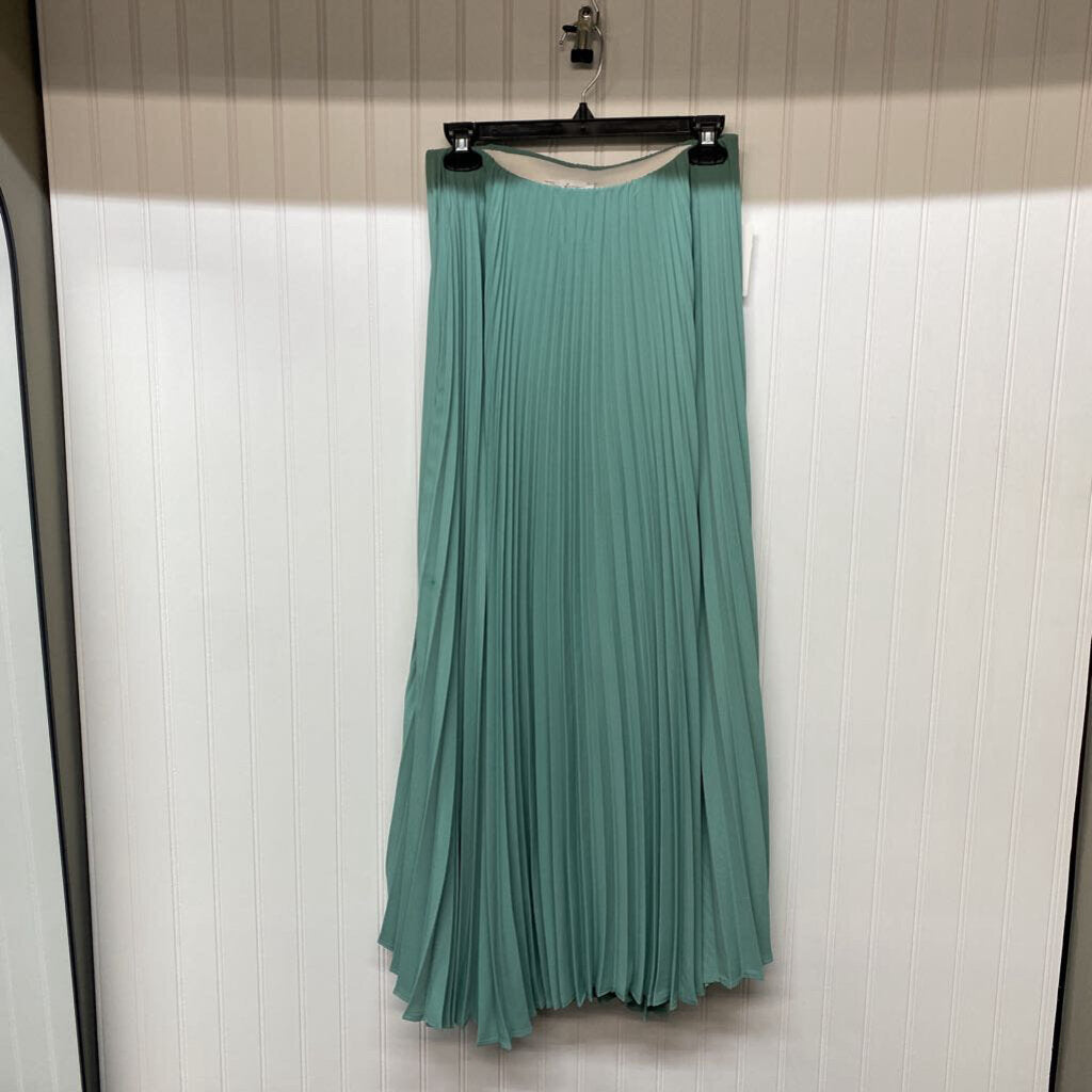 LONG PLEATED SKIRT