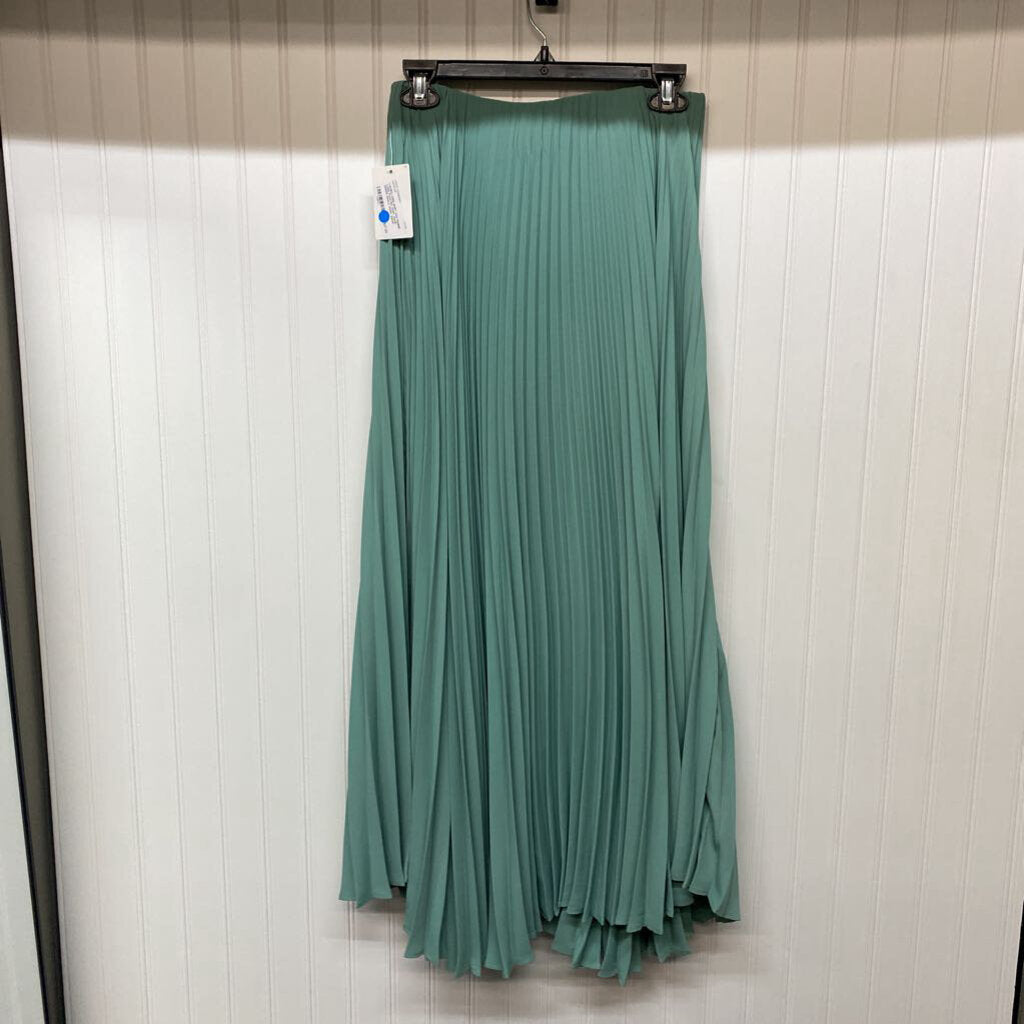 LONG PLEATED SKIRT