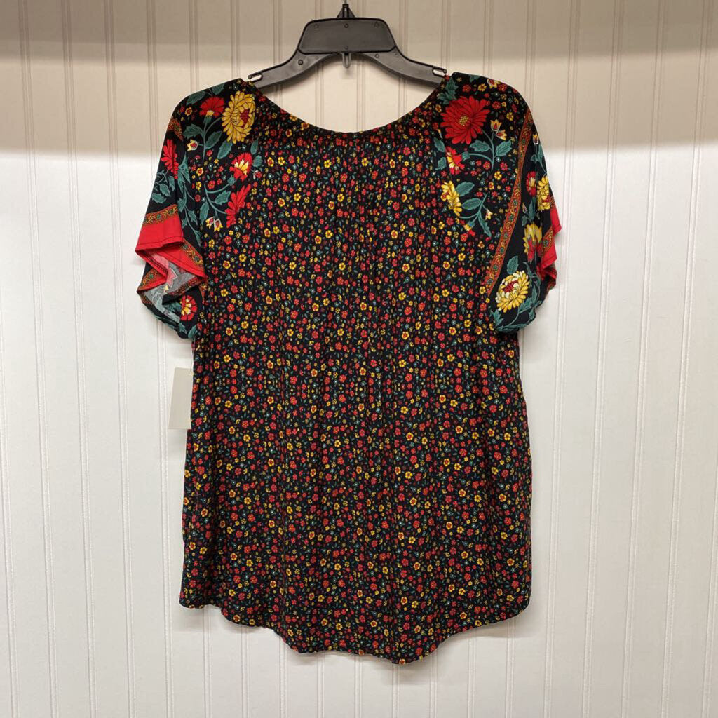 *SHORT SLEEVE FLORAL V NECK TOP