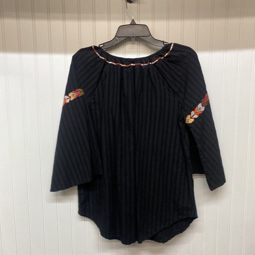 EMBROIDERED 3/4 SLEEVE TOP