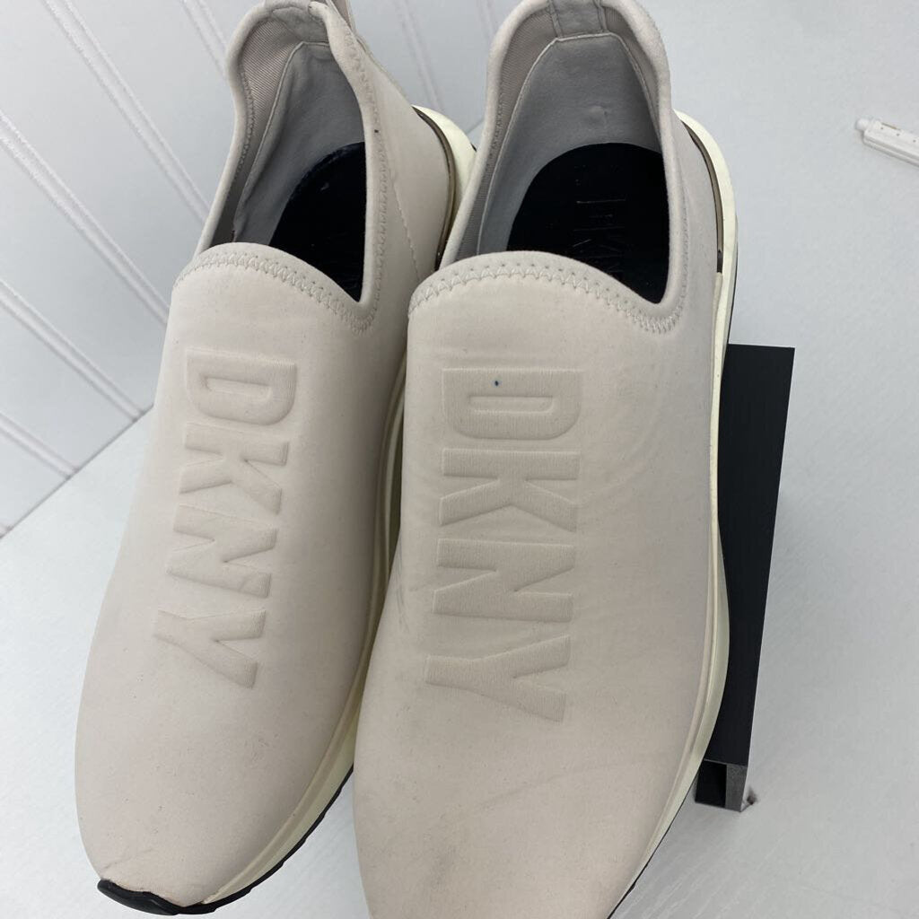 TENNIS SHOES