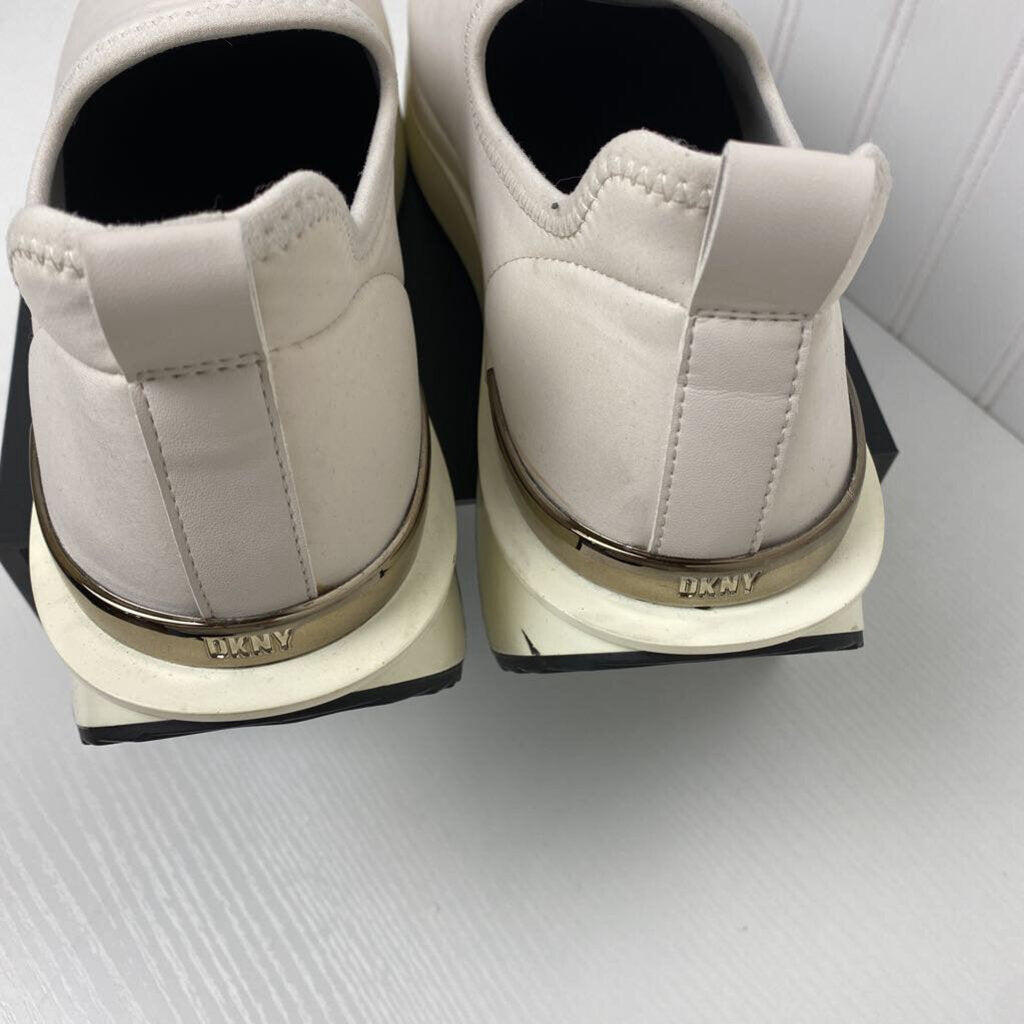 TENNIS SHOES