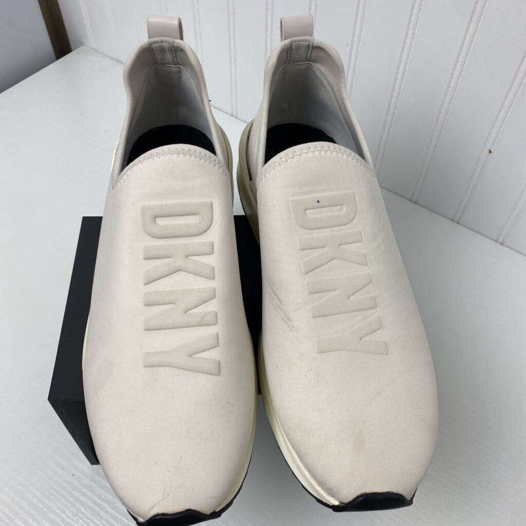 TENNIS SHOES