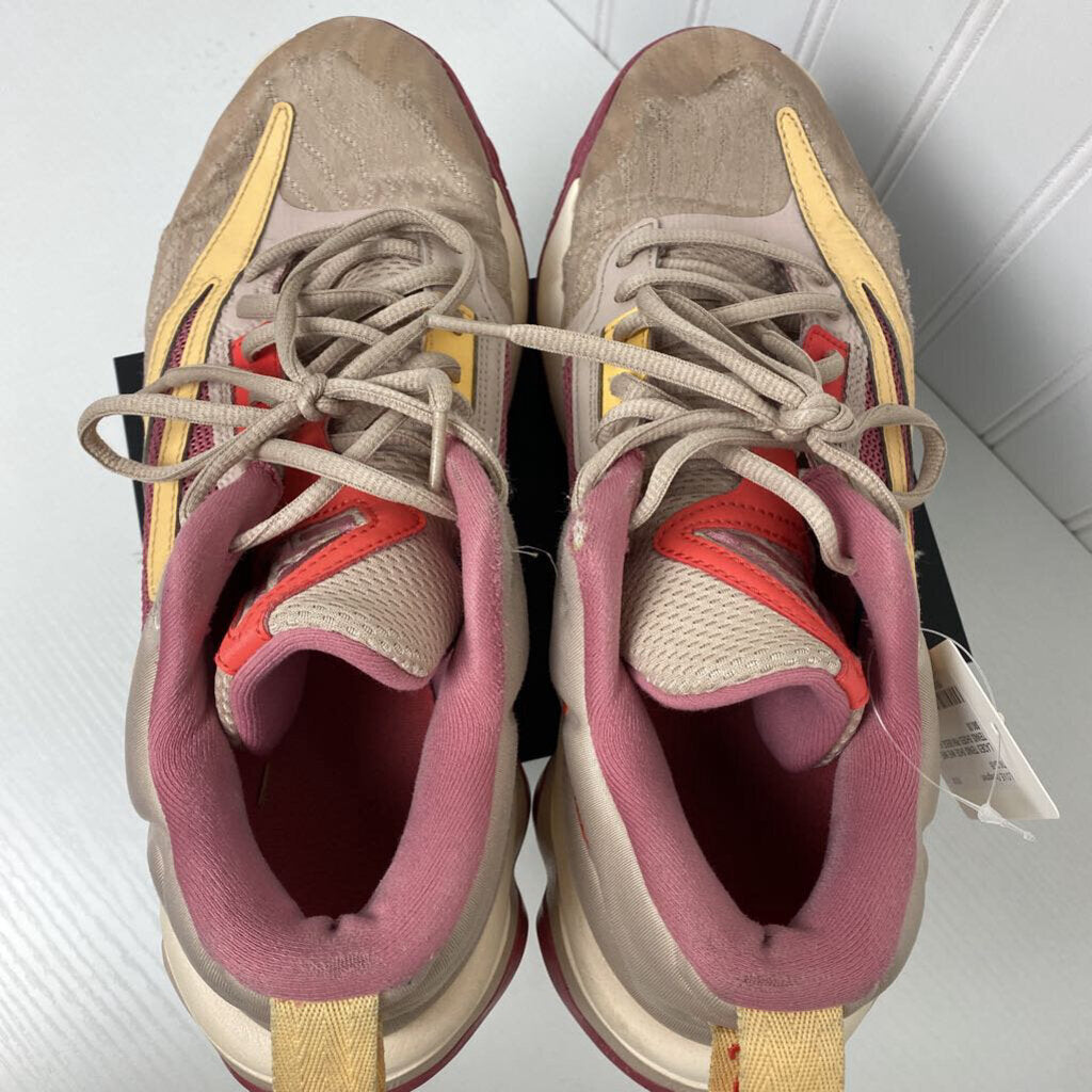 NIKE TENNIS SHOES