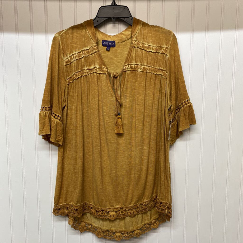3/4 SLEEVED TASSEL TIE TOP