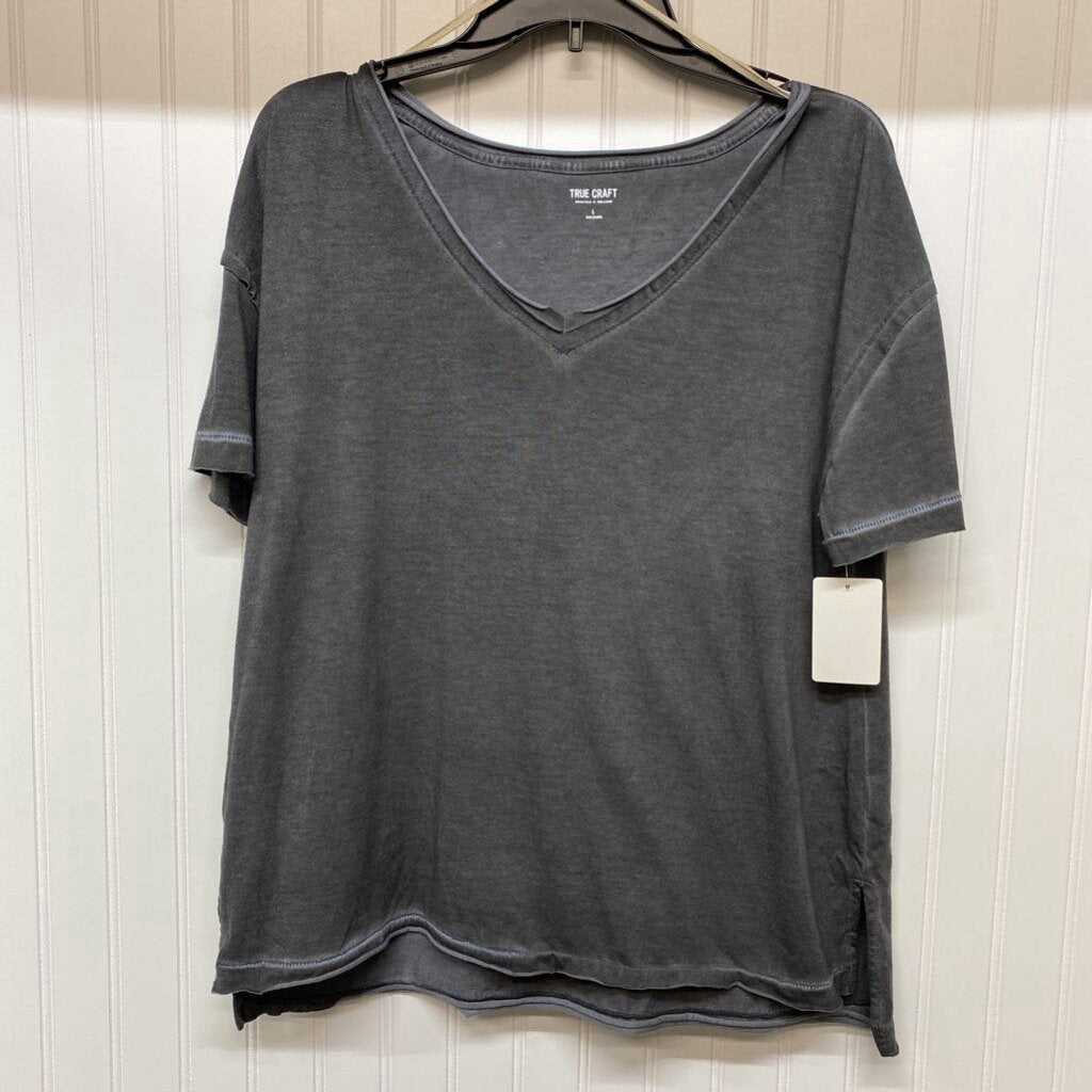 *BASIC SHORT SLEEVE VNECK DISTRESSED TEE