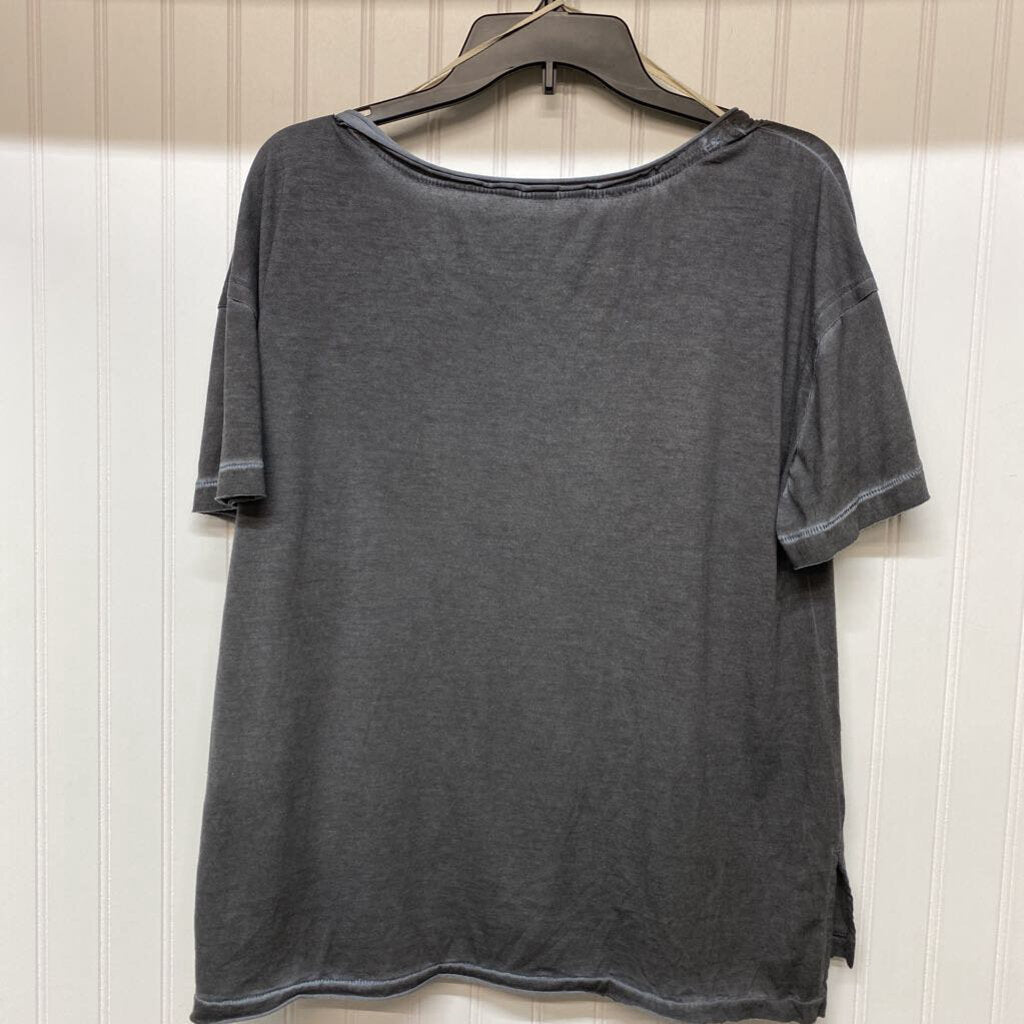 *BASIC SHORT SLEEVE VNECK DISTRESSED TEE