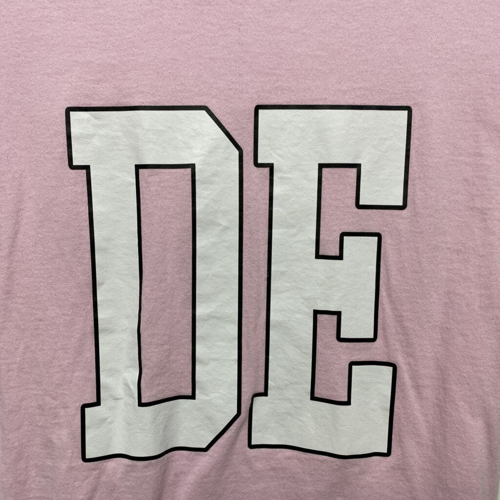 "DE" GRAPHIC TEE