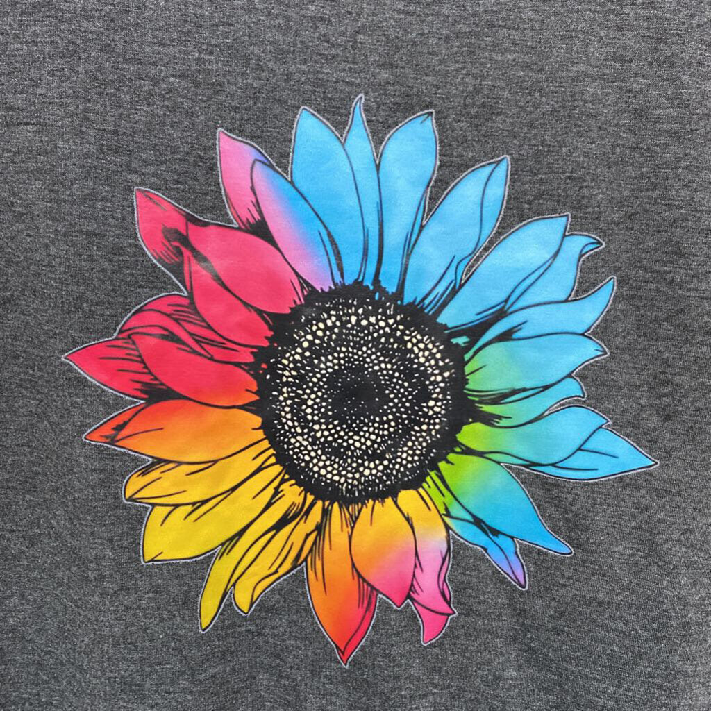 GRAPHIC TEE WITH FLOWER