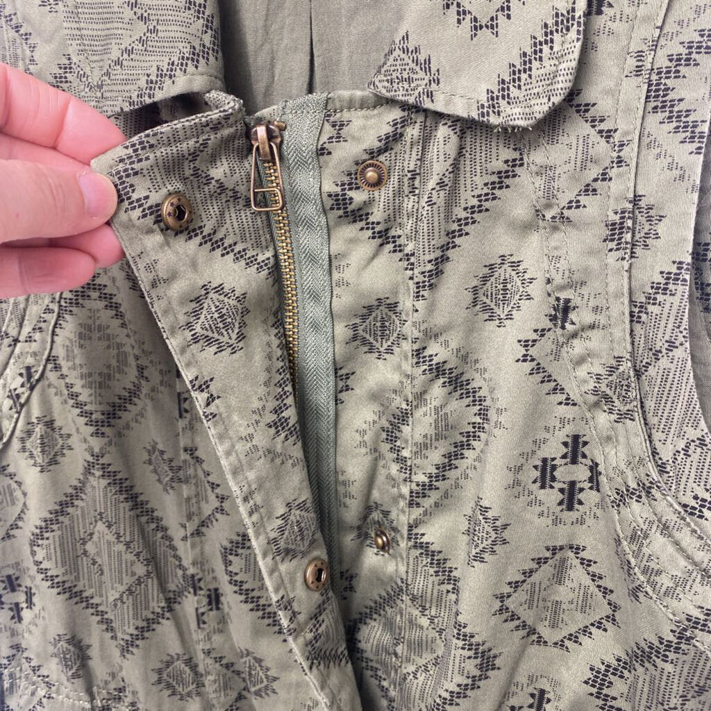 *SLEEVELESS JACKET WITH AZTEC PATTERN
