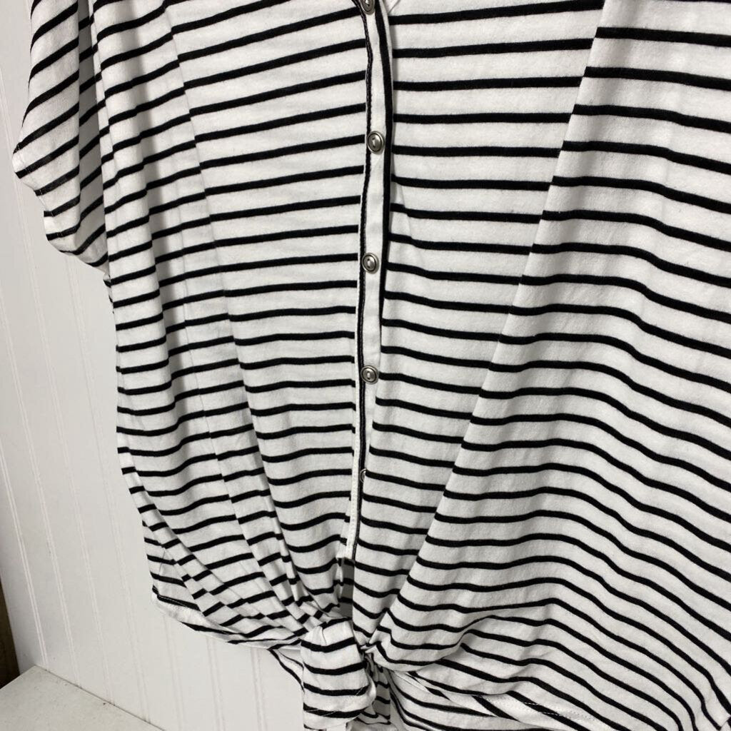 SHORT SLEEVE BUTTON UP TOP