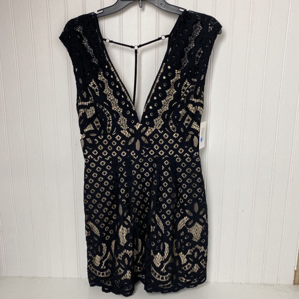 SLEEVELESS LACE DRESS