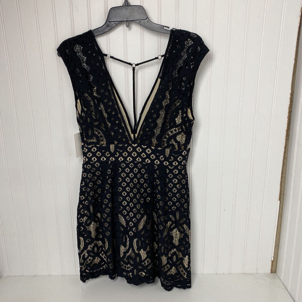 SLEEVELESS LACE DRESS