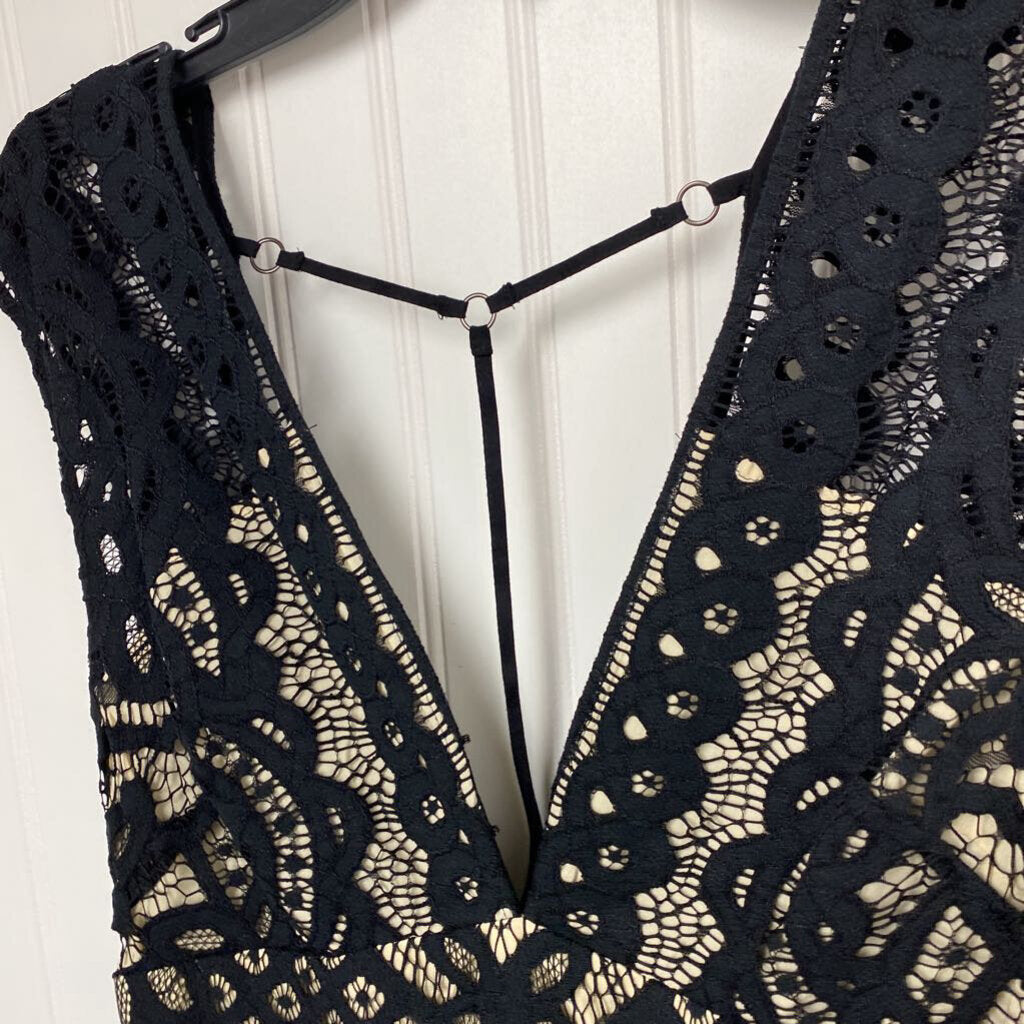 SLEEVELESS LACE DRESS