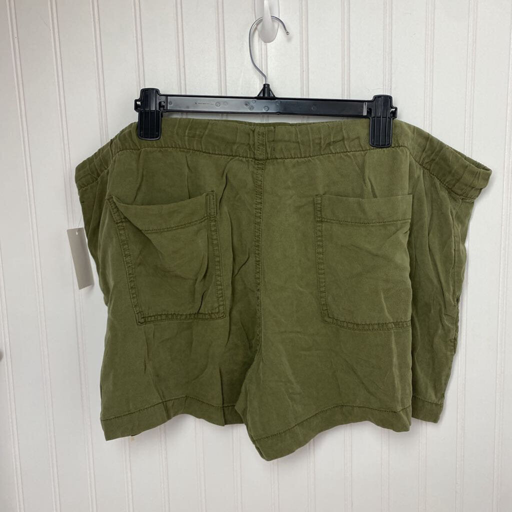 OLIVE SHORTS