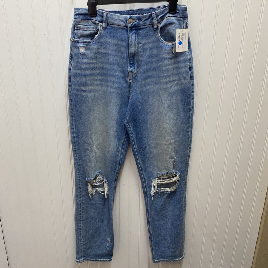 DISTRESSED JEANS