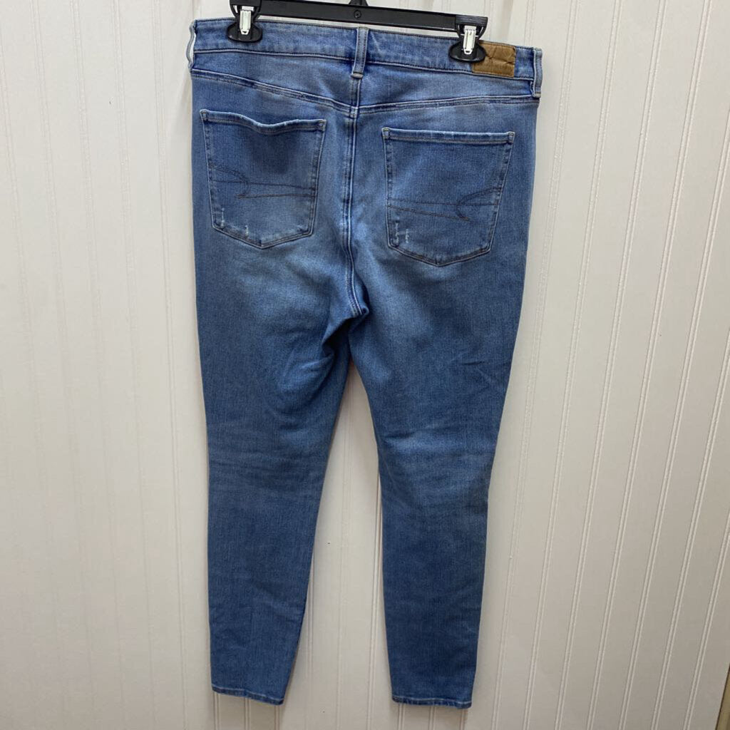 DISTRESSED JEANS