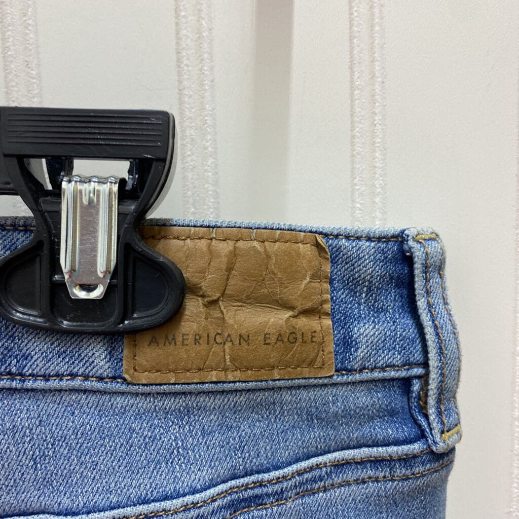 DISTRESSED JEANS