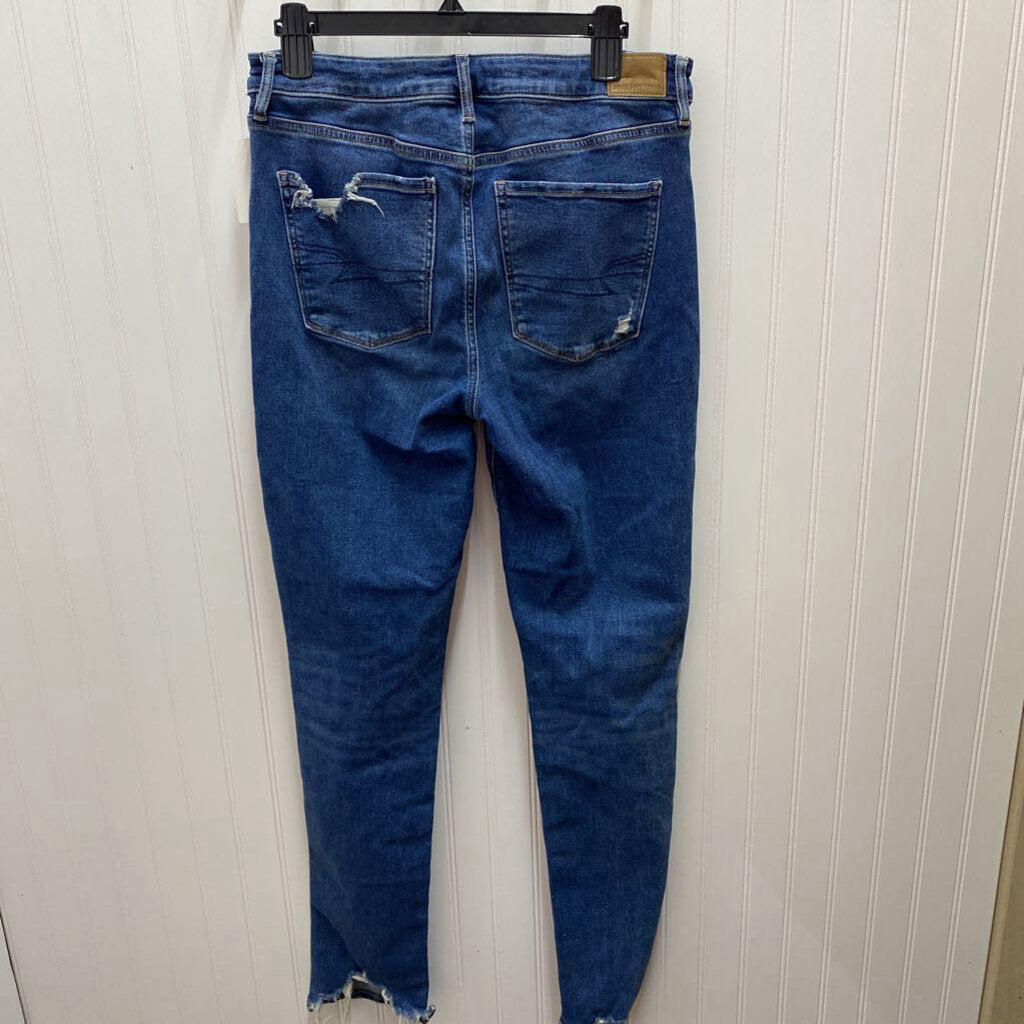 DISTRESSED JEANS