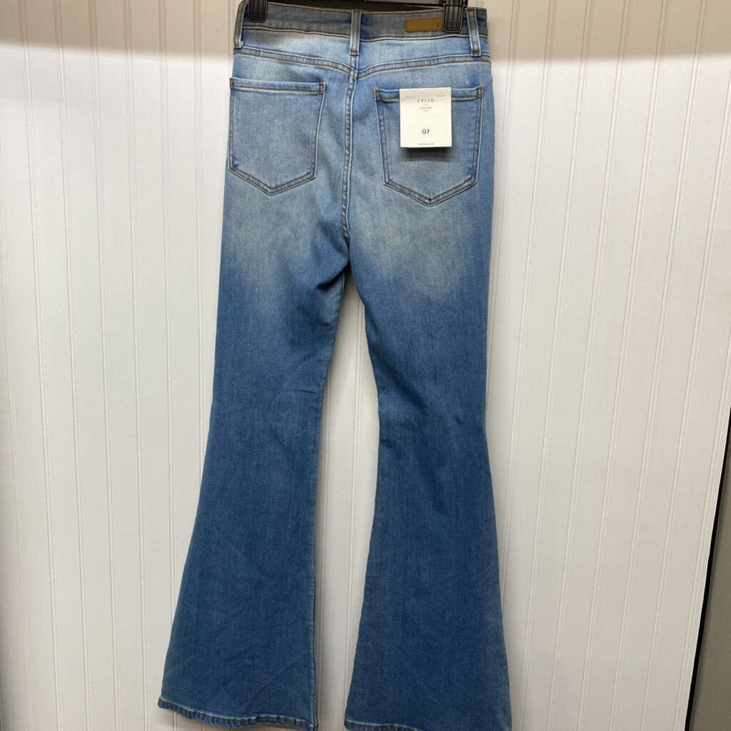 DISTRESSED FLARED JEANS