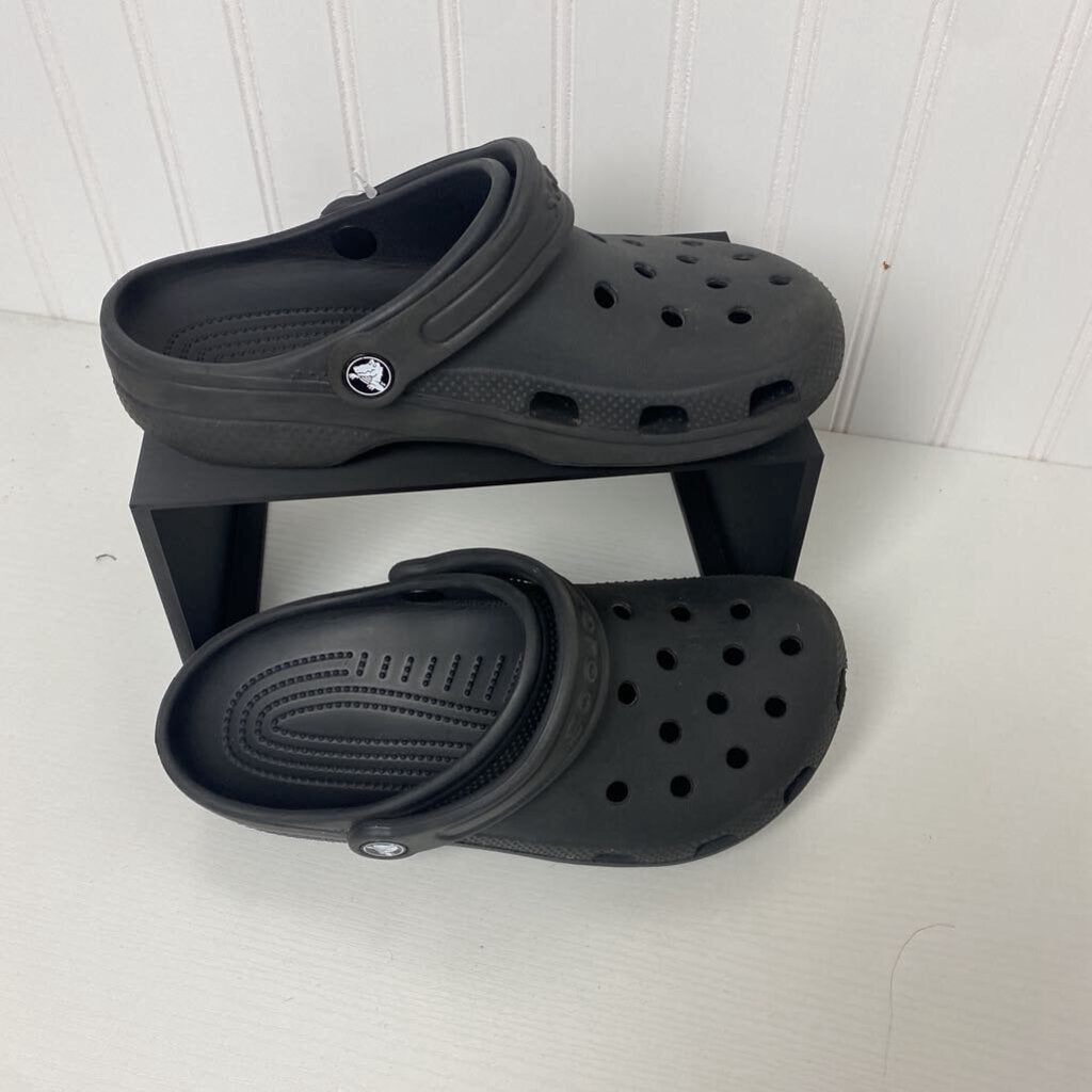 BLACK CROCS