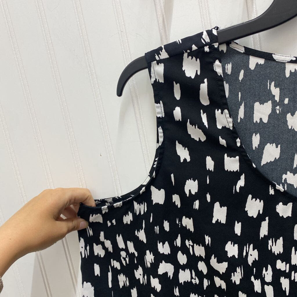 SLEEVLESS TOP