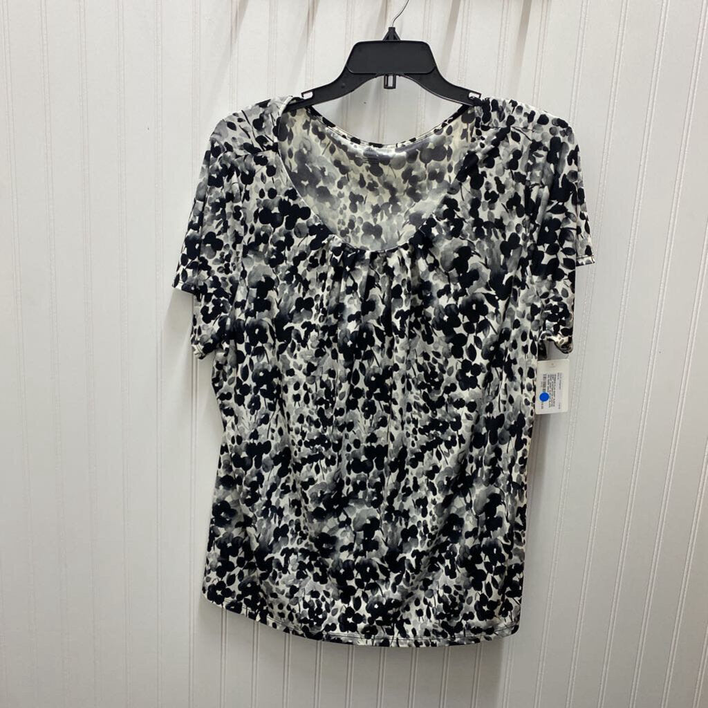 PLEATED FRONT SHORT SLEEVED
