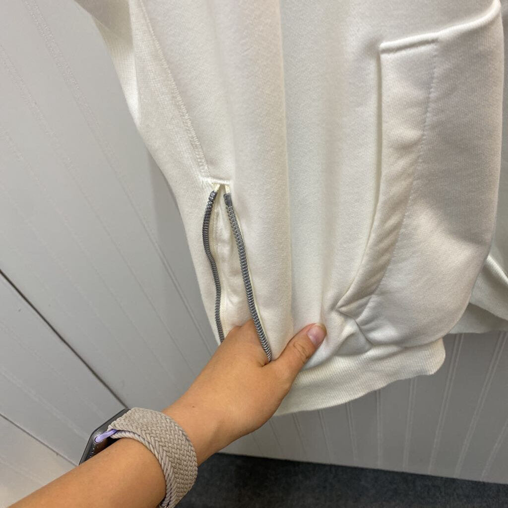 SLEEVLESS HOODIE