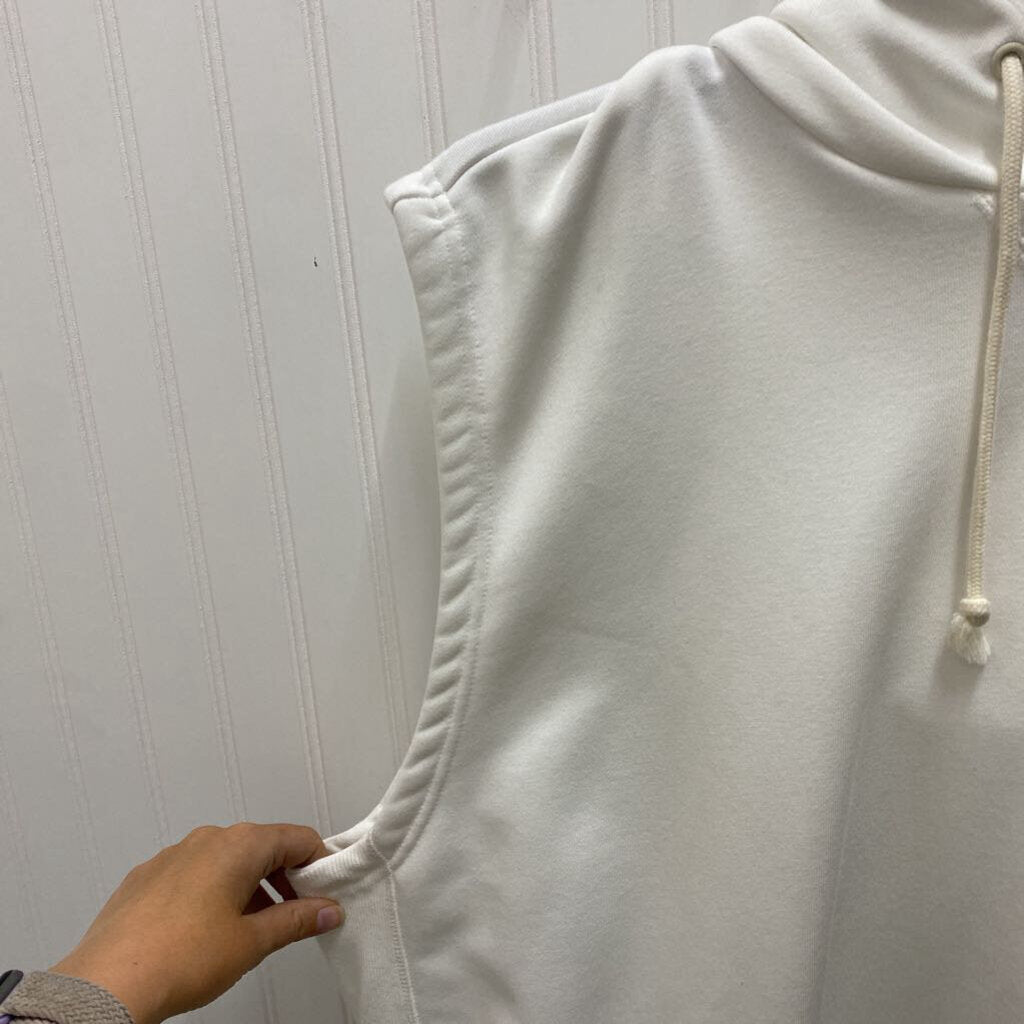 SLEEVLESS HOODIE