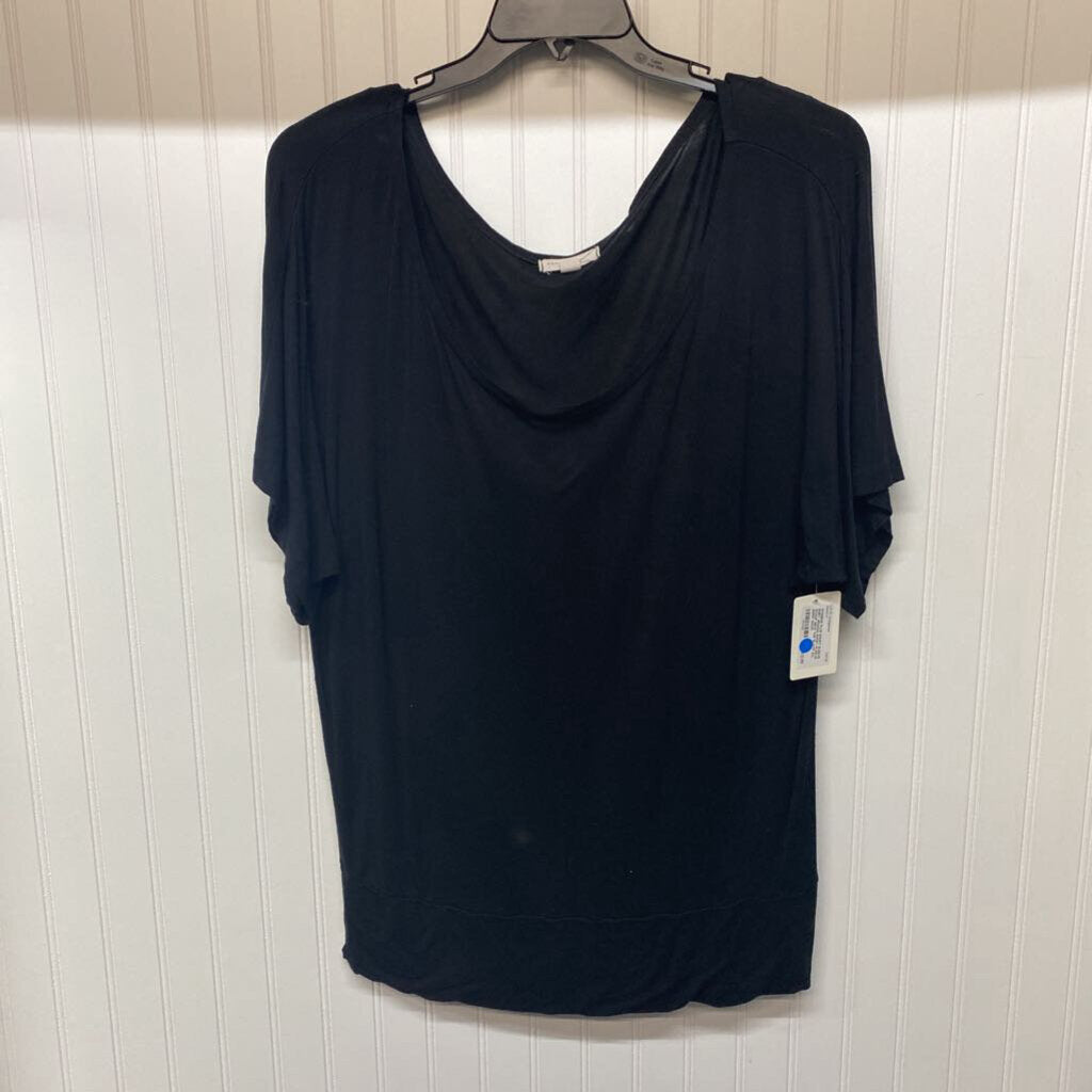 SHORT SLEEVE SCOOP NECK TOP