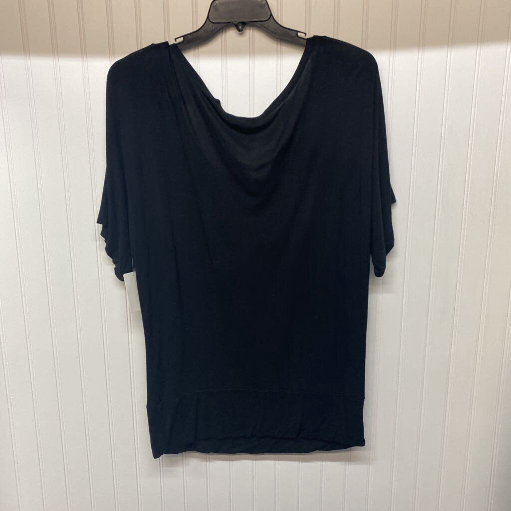 SHORT SLEEVE SCOOP NECK TOP