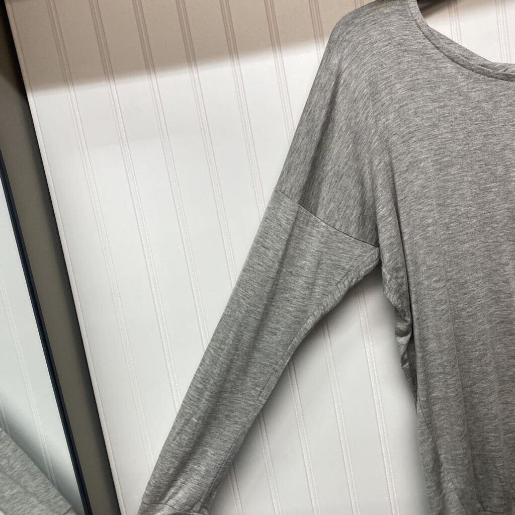 *LONG SLEEVE PERFORMANCE TOP