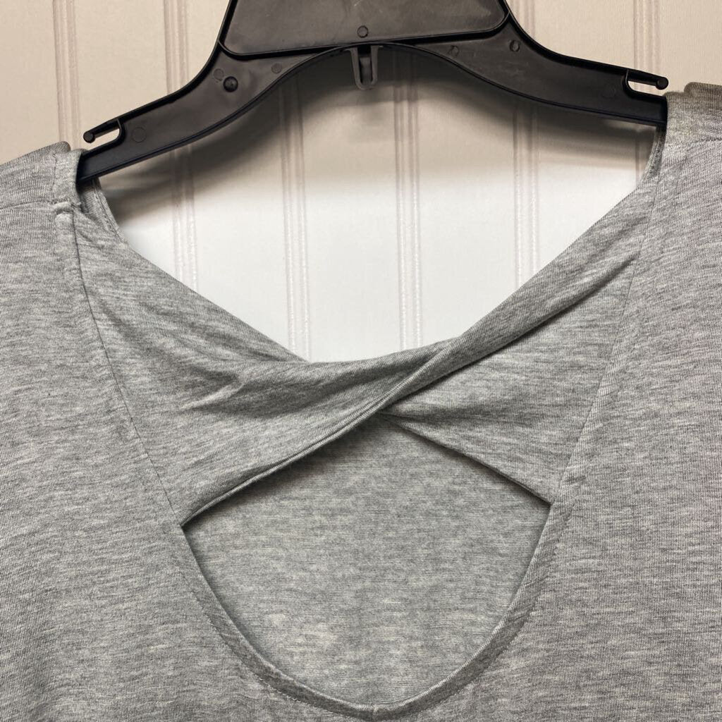 *LONG SLEEVE PERFORMANCE TOP