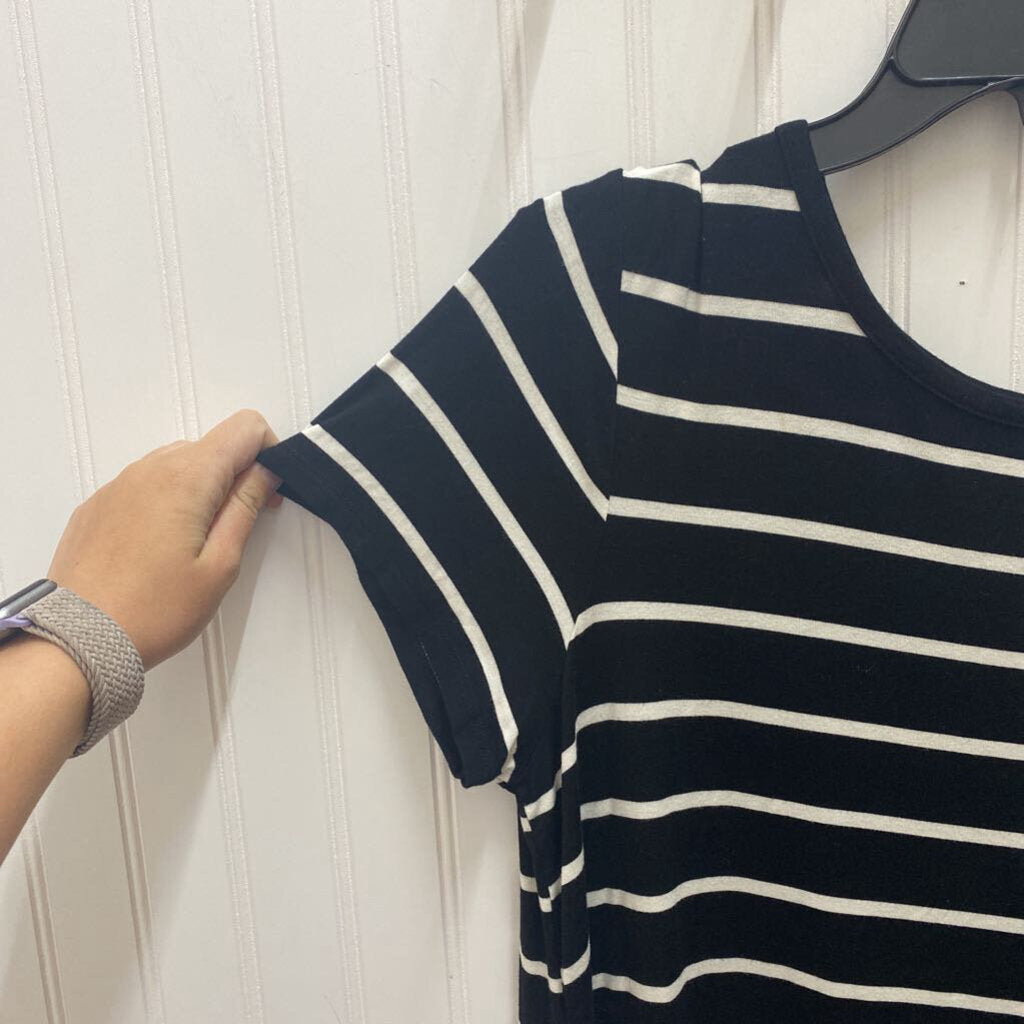 BLACK AND WHITE STRIPED TOP