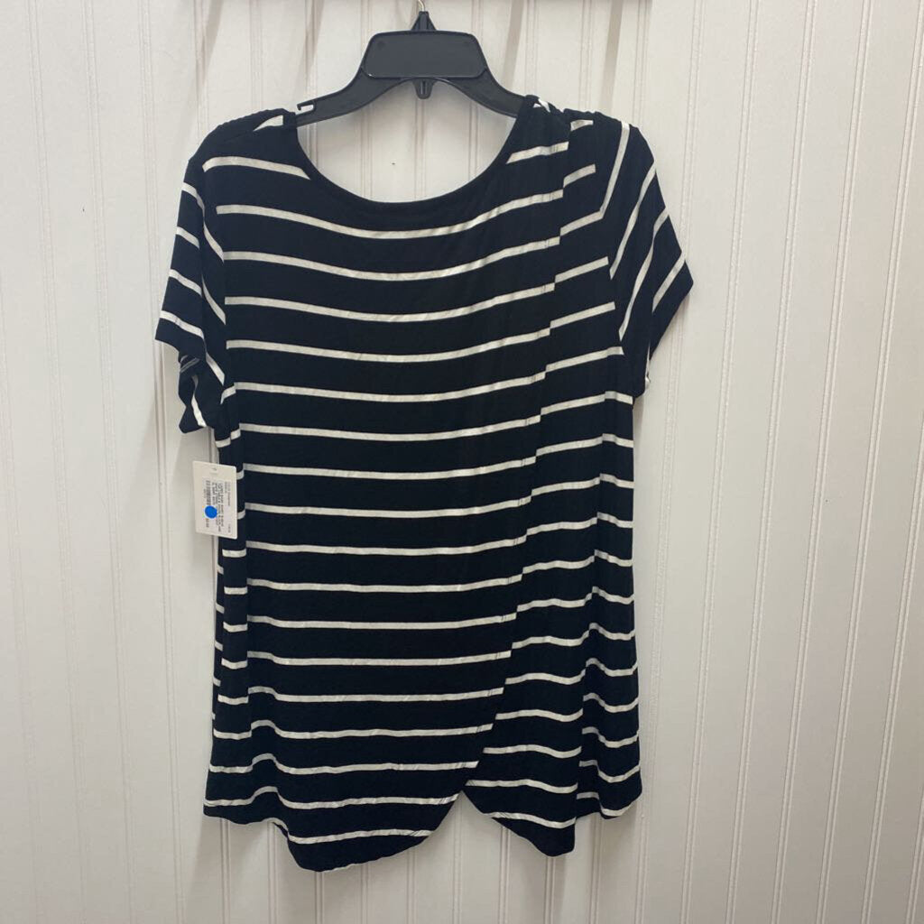 BLACK AND WHITE STRIPED TOP